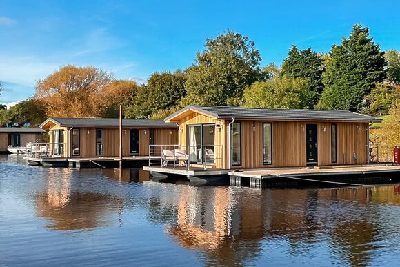 Deluxe Floating Lodge - York Marina, Naburn, York