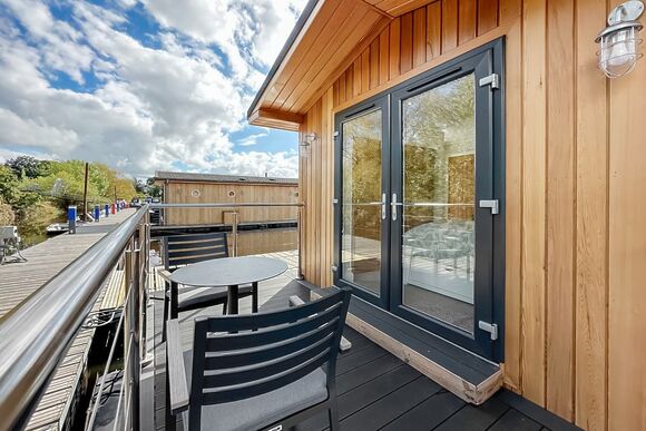 Deluxe Floating Lodge - York Marina, Naburn, York