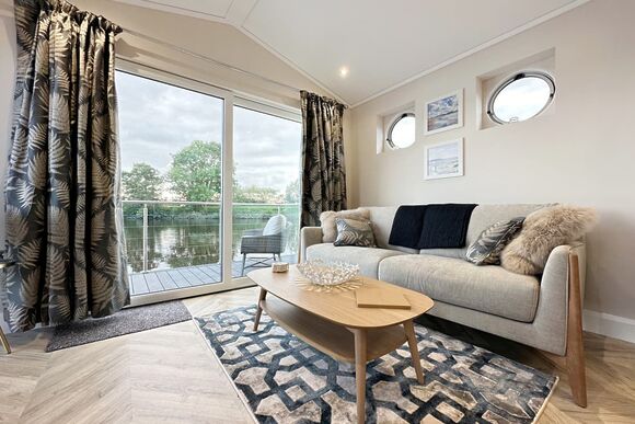 Deluxe Floating Lodge - York Marina, Naburn, York