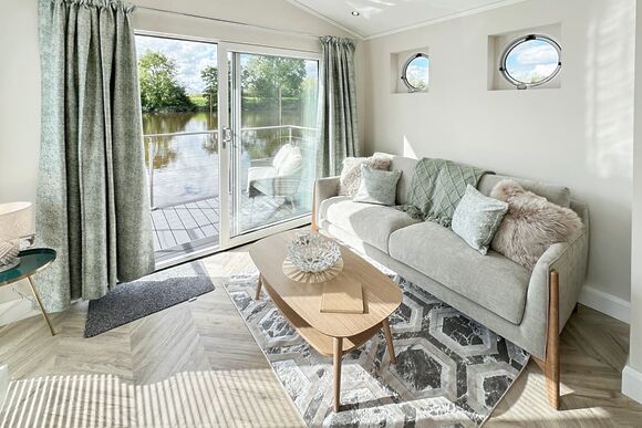 Deluxe Floating Lodge - York Marina, Naburn, York