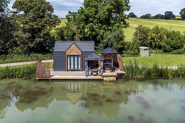 Oak Lodge At Bridge Lake Farm & Fishery